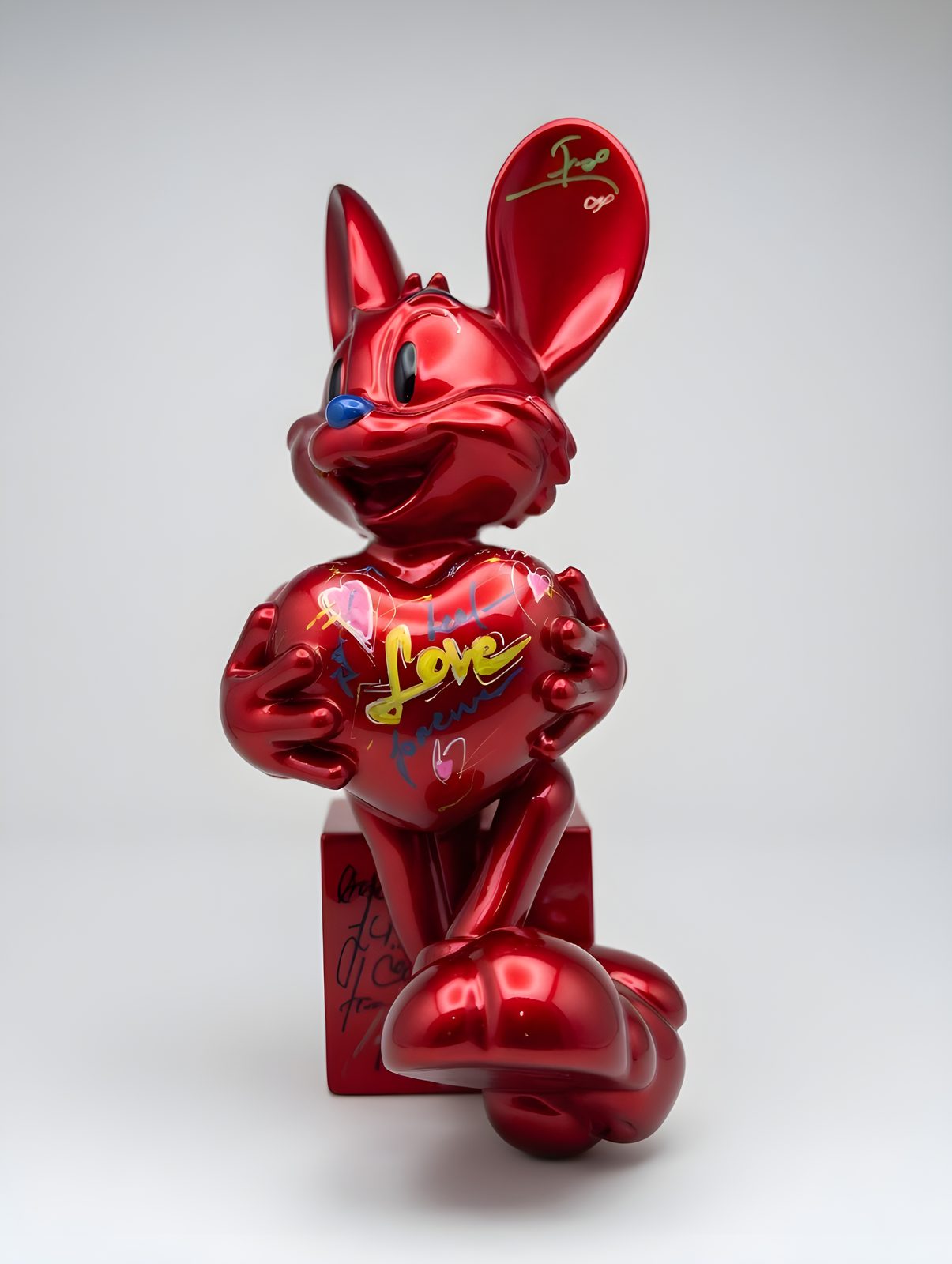 Mr Roo, glossy red figure holding a heart with yellow Love lettering, pop-art sculpture by Nursel Önen, NÖ-MR-28