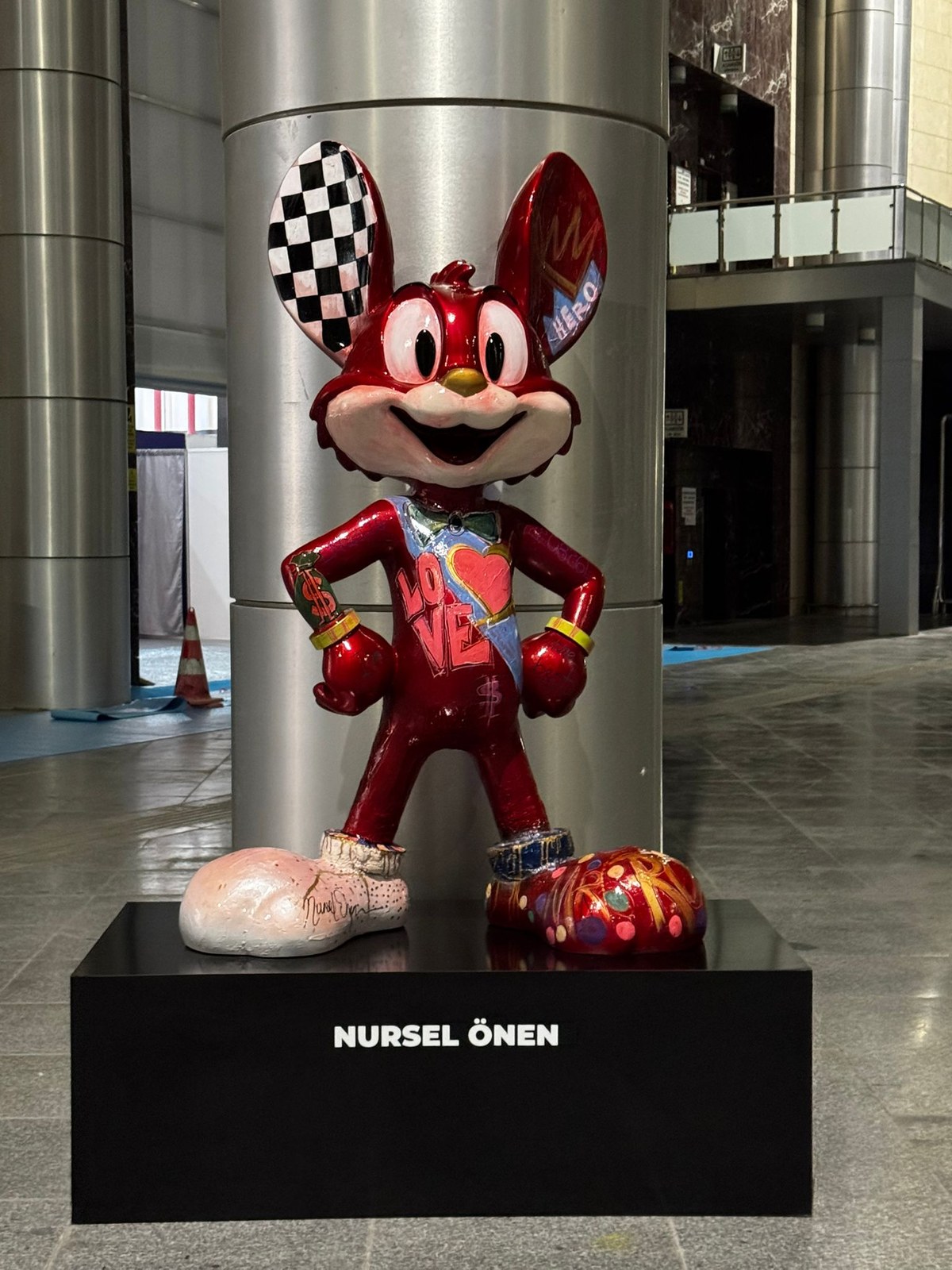 Mr Roo NÖ-MR-17 — Nursel Önen pop-art heykeli